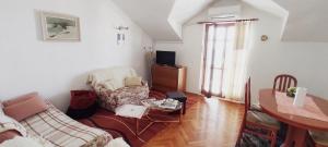 Televízia a/alebo spoločenská miestnosť v ubytovaní Apartment with amazing view Dubrovnik