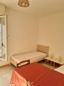 a small room with a bed and a window at Gallipoli centro in Gallipoli