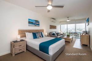 Postel nebo postele na pokoji v ubytování Absolute Waterfront Magnetic Island + 25 fotografií