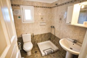 een badkamer met een toilet en een wastafel bij Sunset 7.59 in Mykonos-stad