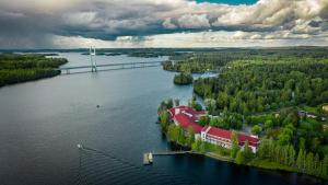 une vue aérienne sur une rivière avec un pont dans l'établissement Hotel Kumpeli Spa, à Heinola