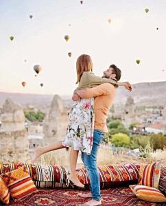 Ein Mann und eine Frau stehen auf einer Couch in der Unterkunft Tekkaya Cave Hotel in Goreme