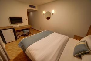 Postel nebo postele na pokoji v ubytování Crystal Hotel