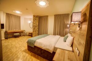 Postel nebo postele na pokoji v ubytování Crystal Hotel
