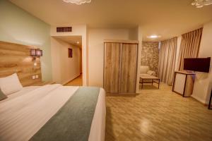 Postel nebo postele na pokoji v ubytování Crystal Hotel