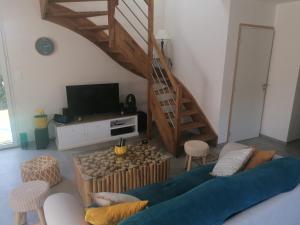埃爾基的住宿－Côte et Mer，一间带楼梯和电视的客厅