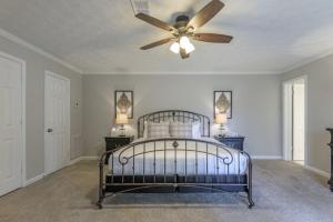 Tempat tidur dalam kamar di 4BR Ranch Style Home A Mile From Historic Downtown