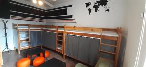 Postel nebo postele na pokoji v ubytování Kraków Chilli Hostel