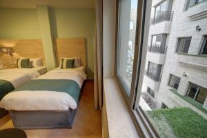 Postel nebo postele na pokoji v ubytování Crystal Hotel