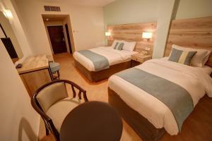 Postel nebo postele na pokoji v ubytování Crystal Hotel