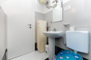 ein kleines Bad mit WC und Waschbecken in der Unterkunft Kastela Agneza Apartment (2+1) near SplitAirport in Kaštela