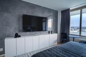 um quarto com uma cómoda branca e uma televisão em RüSuite - Gemütliches Apartment in Rüttenscheid em Essen
