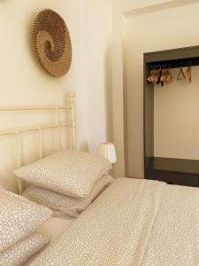 Postel nebo postele na pokoji v ubytování Andorina apartment 1km from arrifana beach