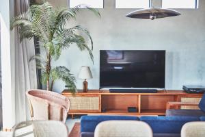 Uma televisão e/ou sistema de entretenimento em THE FLOW KAMAKURA