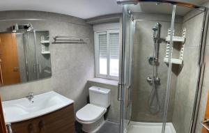 een badkamer met een douche, een toilet en een wastafel bij Apartamento Plaza Viuda in Cádiz +13 foto's