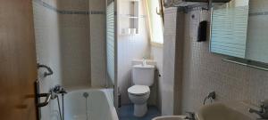 ein Badezimmer mit Toilette, Badewanne und Waschbecken in der Unterkunft Apartamentos Bellavista in Puerto de Mazarrón + 49 Fotos