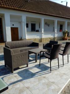 patio ze stołem i krzesłami na patio w obiekcie Nosztalgia Vendégház w Bogácsu