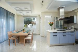 una cucina e una sala da pranzo con tavolo e sedie di EVA's House a Pastida