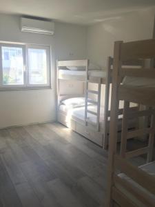 Posteľ alebo postele v izbe v ubytovaní Backpackers Home