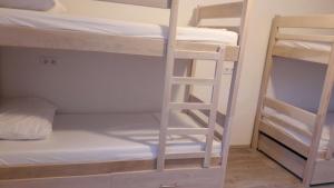 Posteľ alebo postele v izbe v ubytovaní Backpackers Home