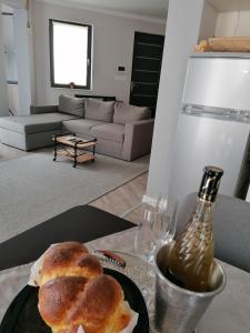 einen Teller Brot auf einem Tisch im Wohnzimmer in der Unterkunft Casa Lavenda in Plowdiw