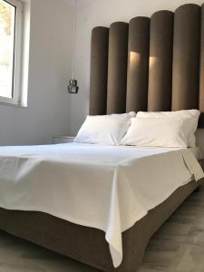 - un grand lit avec une grande tête de lit dans une chambre dans l'établissement Casa Bianca, à Herceg-Novi