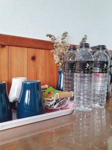 um grupo de garrafas de água sentadas numa mesa em Ching Yue B&B em Jiufen