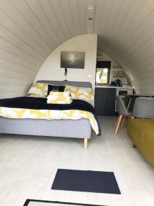 Lough Erne Glamping Pod في إنيسكيلين: غرفة نوم بسرير في غرفة صغيرة