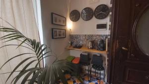 Habitación con mesa, sillas y relojes en la pared en Room in Villa - dimora aganoor business suite en Cava deʼ Tirreni