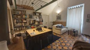 Photo de la galerie de l'établissement Room in Villa - dimora aganoor business suite, à Cava deʼ Tirreni
