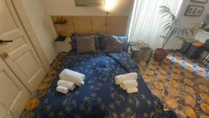 Säng eller sängar i ett rum på Room in Villa - dimora aganoor business suite