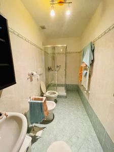uma casa de banho com 2 lavatórios, um chuveiro e 2 WC em AIRPORT HOUSE MARIEl em Gênova
