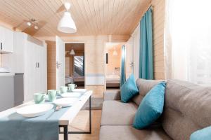 Posezení v ubytování OŚRODEK KOLONIJNO WCZASOWY MEWA - przy plaży z basenem z podgrzewaną wodą i mini SPA