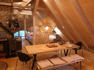 a dining room with a table and a bedroom at Ferienhaus auf 2 Etagen mit überdachter Terrasse in Graal-Müritz