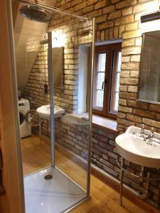 ein Bad mit einer Glasdusche und einem Waschbecken in der Unterkunft Ferienhaus auf 2 Etagen mit überdachter Terrasse in Graal-Müritz