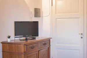 En TV eller et underholdningssystem på Casa AUREA Tre Posti Letto a 30 metri dal Mare