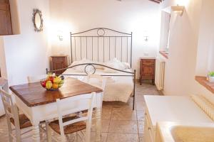una camera con letto e tavolo con cesto di frutta di Casa AUREA Tre Posti Letto a 30 metri dal Mare a San Vincenzo