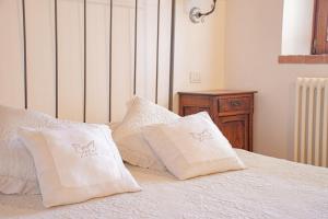 サン·ヴィンチェンツォにあるCasa AUREA Tre Posti Letto a 30 metri dal Mareの枕が2つ置かれたベッド