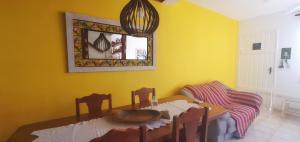 a dining room with a table and a mirror at Casa Condominio Fechado Total Segurança - Juquehy in Juquei