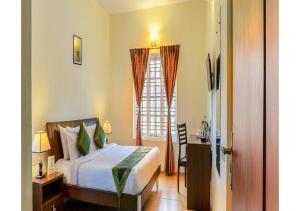Postel nebo postele na pokoji v ubytování Stays 42 - Oleander Suites Coorg