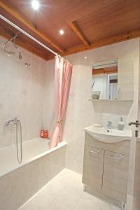 Kúpeľňa v ubytovaní Apartment near the beach and the Athens airport , Artemida