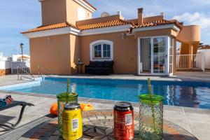 Bazén v ubytování Perfect for family holidays with private pool, near beach and golf- Villa Ashley nebo v jeho okolí
