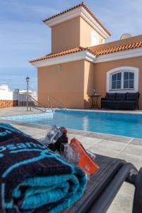 Bazén v ubytování Perfect for family holidays with private pool, near beach and golf- Villa Ashley nebo v jeho okolí