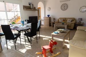 Posezení v ubytování Perfect for family holidays with private pool, near beach and golf- Villa Ashley