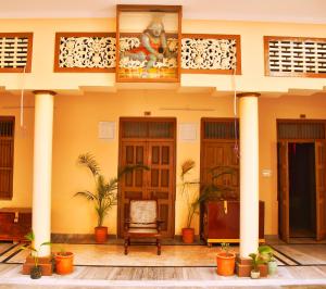 dom z gankiem z roślinami przed nim w obiekcie Gobind Bhawan Heritage Hotel w mieście Haridwar