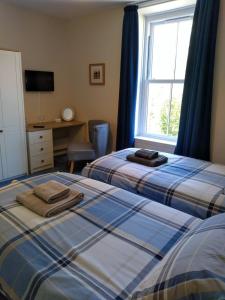 Un pat sau paturi într-o cameră la Tirionfa Guest House
