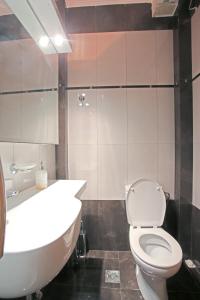 een badkamer met een wit toilet en een wastafel bij Apartment near the sea and the Athens airport , Artemida in Artemida