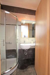 een badkamer met een wastafel en een douche bij Apartment near the sea and the Athens airport , Artemida in Artemida