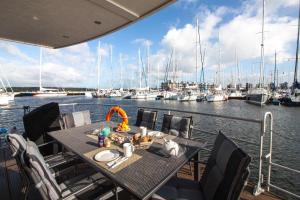 Restaurant o un lloc per menjar a fewo1846 - Floatinghouse - Hausboot mit 2 Schlafzimmern in der Marina Sonwik