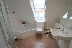 une salle de bains avec lavabo, baignoire et toilettes dans l'établissement 1006 - Haus Seesternweg, à Dahme 10 autres photos